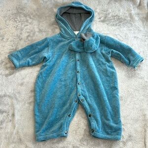 Coccoli - NWOT - Velour hooded romper/jacket  and bootie set. Size 3 months